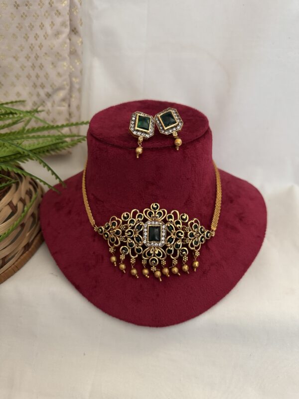 Emerald Mayura Choker