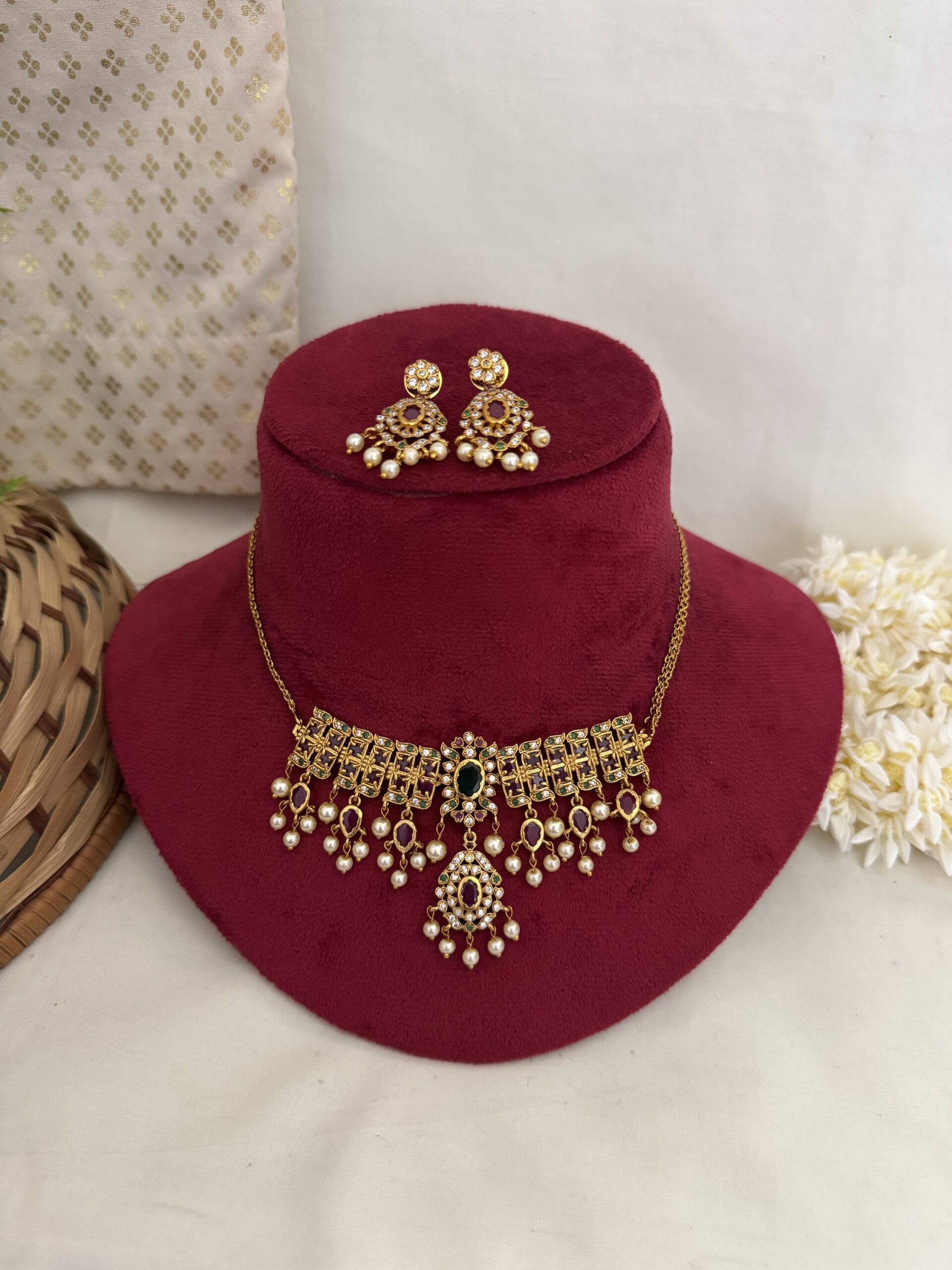 Queen’s Aura Choker