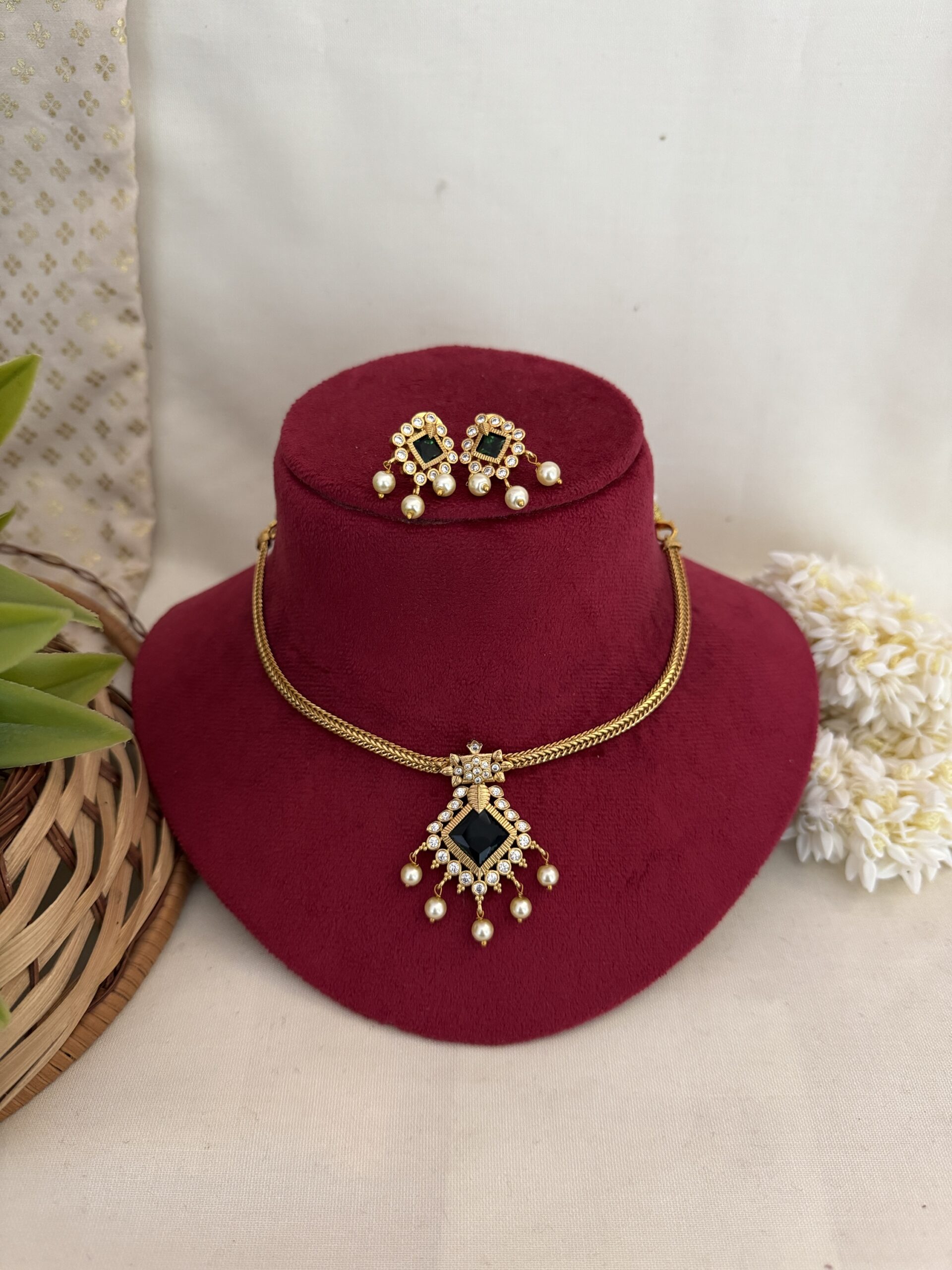 Classic Emerald Attigai