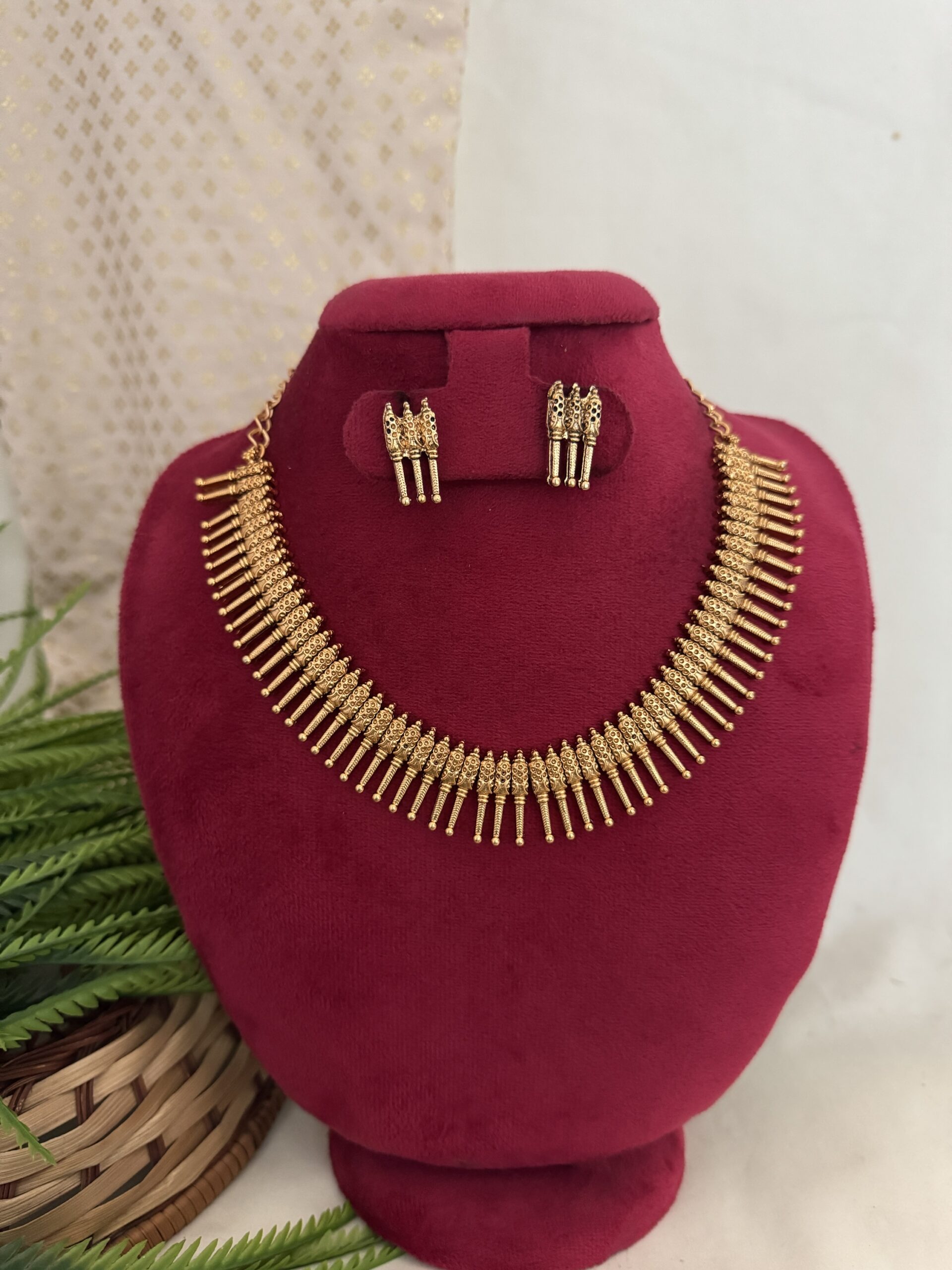 Nila Mulla Mottu Necklace Set